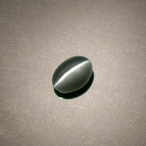 Натуральный зелёный chrysoberyl cat's eye 0,75 карата огранка овал, непрозрачный