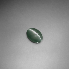Натуральный зелёный chrysoberyl cat's eye 0,55 карата огранка овал, полупрозрачный