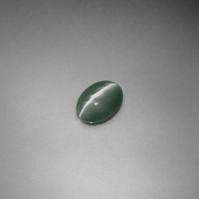 Натуральный зелёный chrysoberyl cat's eye 0,55 карата огранка овал, полупрозрачный