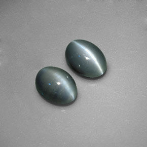 Натуральный зелёный chrysoberyl cat's eye  карата огранка овал, непрозрачный