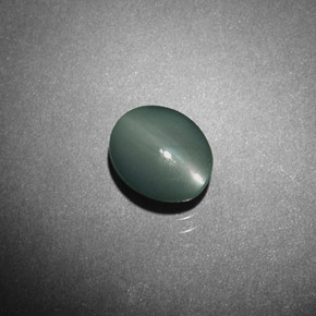 Натуральный зелёный chrysoberyl cat's eye 0,98 карата огранка овал, непрозрачный