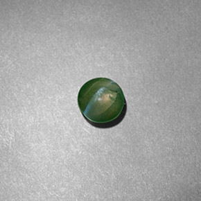 Натуральный зелёный chrysoberyl cat's eye 0,60 карата огранка круг, полупрозрачный