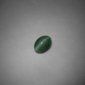 Натуральный зелёный chrysoberyl cat's eye 0,47 карата огранка овал, полупрозрачный