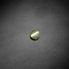 Натуральный зелёный chrysoberyl cat's eye 0,66 карата прозрачный, полупрозрачный