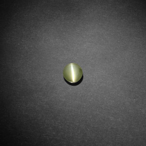 Натуральный зелёный chrysoberyl cat's eye 0,66 карата прозрачный, полупрозрачный