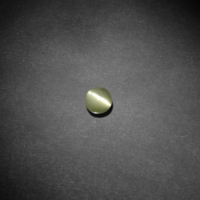 Натуральный зелёный chrysoberyl cat's eye 0,66 карата прозрачный, полупрозрачный