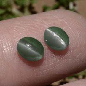 Натуральный зелёный chrysoberyl cat's eye 1,06 карата огранка овал, полупрозрачный