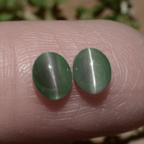 Натуральный зелёный chrysoberyl cat's eye 1,06 карата огранка овал, полупрозрачный