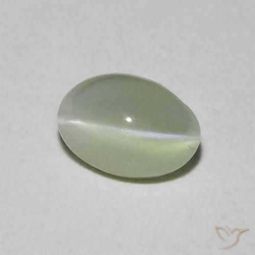 Натуральный зелёный chrysoberyl cat's eye 0,90 карата огранка овал, полупрозрачный