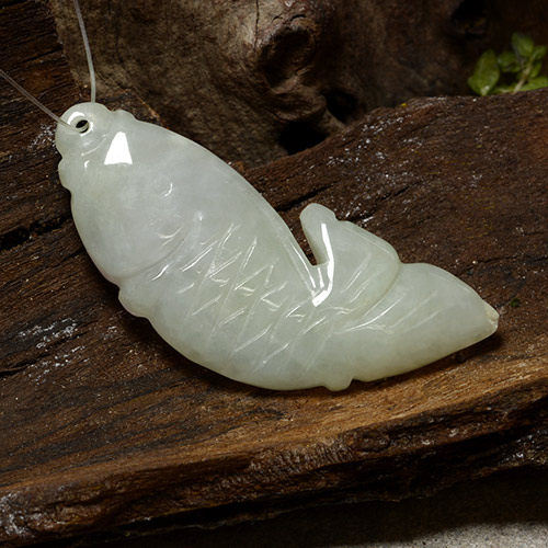 Натуральный зелёный жадеит 27,74 карата необычная форма, полупрозрачный