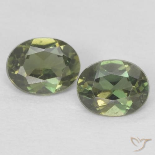 0.37 карата, натуральный Medium Dark-Green Корнерупин, Овал, Чистота VS