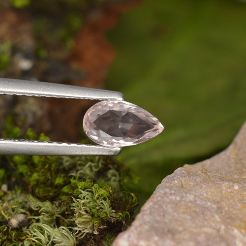 Натуральный светло-розовый морганит 0,49 карата форма груши, чистота VVS
