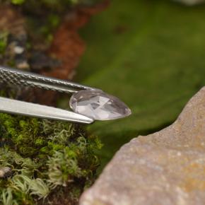 Натуральный светло-розовый морганит 0,49 карата форма груши, чистота VVS