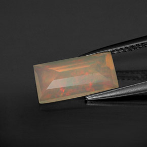 Натуральный многоцветный опал 1,55 карата прозрачный, полупрозрачный