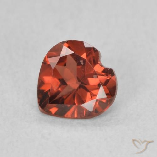 0.57ct Натуральный Medium Dark-Red Пироп Гранат, Сердце, Чистота VS