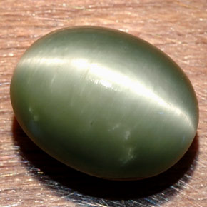 Натуральный зелёный quartz cat's eye 8,58 карата огранка овал, непрозрачный