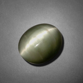 Натуральный зелёный quartz cat's eye 7,45 карата огранка овал, непрозрачный