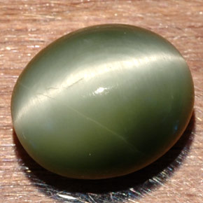 Натуральный зелёный quartz cat's eye 7,32 карата огранка овал, непрозрачный