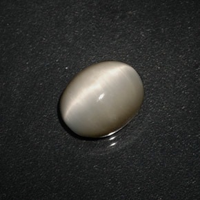 Натуральный кремовый quartz cat's eye 3,06 карата огранка овал, непрозрачный