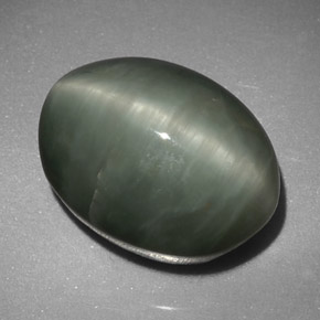 Натуральный зелёный quartz cat's eye 8,45 карата огранка овал, непрозрачный