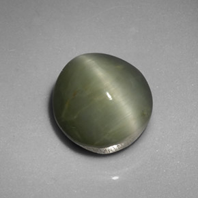 Натуральный зелёный quartz cat's eye 5,45 карата огранка овал, непрозрачный