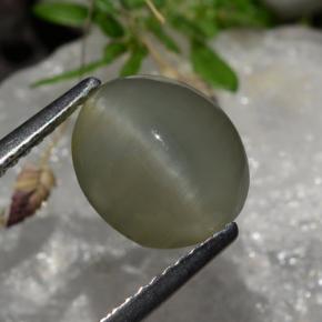 Натуральный серый quartz cat's eye 2,99 карата огранка овал, полупрозрачный