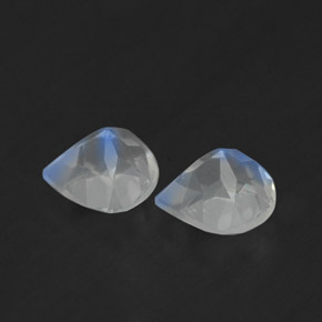 Натуральный белый радужный лунный камень  карата форма груши, прозрачный