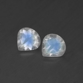 Натуральный белый радужный лунный камень  карата форма груши, прозрачный