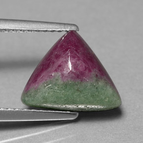 Натуральный многоцветный рубин-цоизит 4,22 карата триллион, непрозрачный