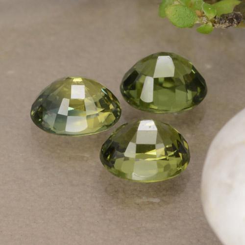 Натуральный зелёный сапфир 1,76 карата огранка овал, чистота VVS