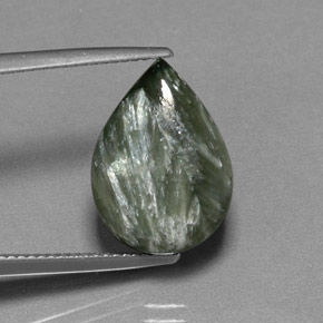 Натуральный зелёный серафинит 7,95 карата форма груши, непрозрачный