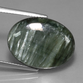 Натуральный зелёный серафинит 11,23 карата огранка овал, непрозрачный