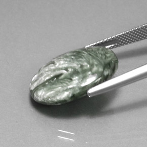 Натуральный зелёный серафинит 10,67 карата огранка овал, непрозрачный
