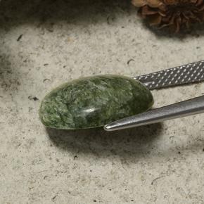 Натуральный зелёный серафинит 5,77 карата огранка овал, непрозрачный