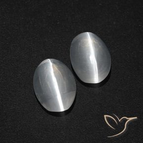 Натуральный белый sillimanite cat's eye 2,31 карата огранка овал, полупрозрачный