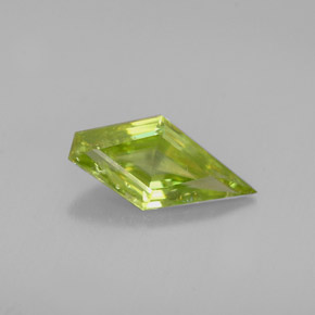 Натуральный зелёный сфен 1,23 карата необычная форма, VS-SI