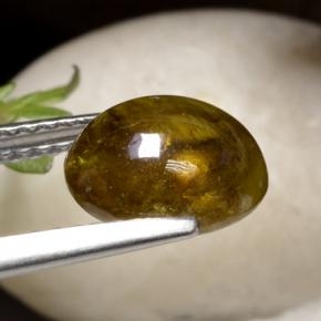 Натуральный зеленовато-золотистый сфен 2,92 карата огранка овал, полупрозрачный