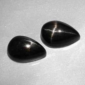 Натуральный чёрный звёздчатый диопсид  карата форма груши, непрозрачный